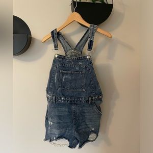 Wild Fable Women’s Distressed Denim Overall Shorts Size Large